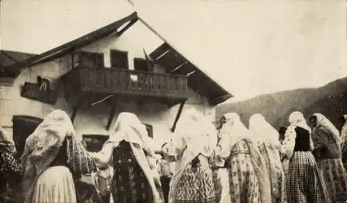 Foto Ak Bukowina Rumänien, Ipotesti ?, Frauen in Volkstrachten, 1919