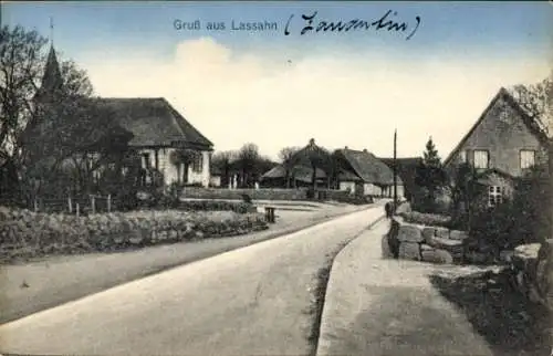 Ak Lassahn Zarrentin am Schaalsee, Straßenpartie, Kirche