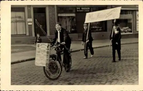 Foto Ak Bad Neuenahr, Mann auf einem Fahrrad, Reklameschild, Schildträger, Geschäft M. Varain