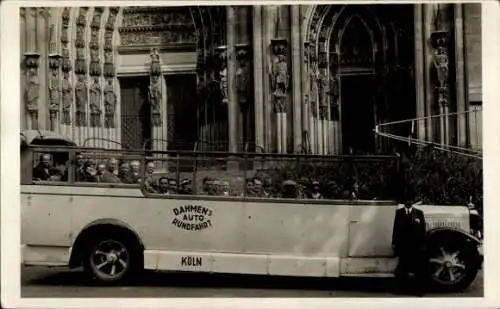 Foto Ak Köln am Rhein, Dahmen's Auto-Rundfahrt, Bus vor dem Dom, Portal, Fahrgäste