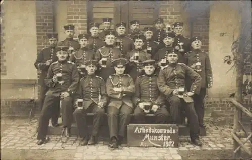 Foto Ak Munster, Munsterlager, Arbeitskommando 1912, Soldaten in Uniform, Biergläser
