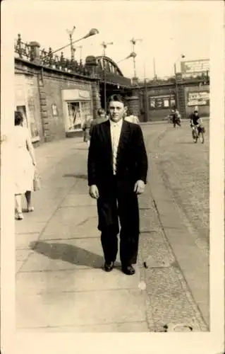Foto Halle an der Saale, junger Mann am Bahnhof, Standportrait, Straßenpartie