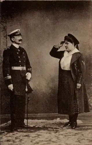 Foto Ak Frau in Uniform salutiert vor dem Kaiser