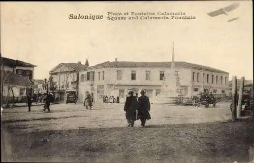 Ak Saloniki Griechenland, Calamaria-Platz und Brunnen, Passanten, Flugzeug