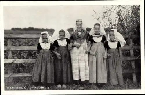 Ak Walcheren, Op de wandeling, Frauen in Tracht