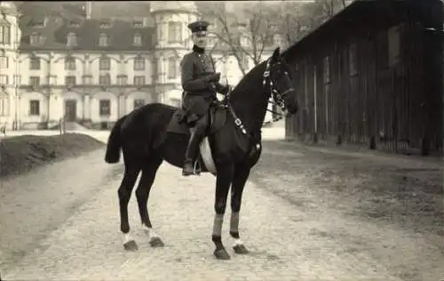 Foto Ak Deutscher Soldat in Uniform auf einem Pferd