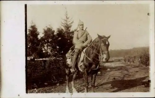 Foto Ak Deutscher Soldat in Uniform auf einem Pferd, Dragoner