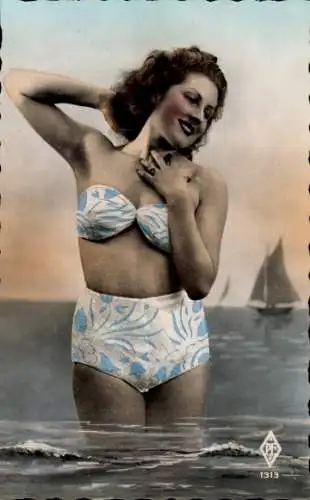 Ak Frau im Bikini im Wasser