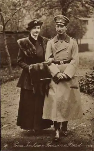 Ak Prinz Joachim von Preußen mit seiner Gemahlin, Standportrait, Pelz, NPG 5374