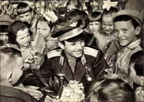 Ak Kosmonaut Juri Alexejewitsch Gagarin umgeben von Kindern
