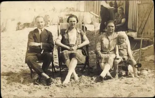 Foto Ak Blankenberghe Blankenberge Westflandern, Familie am Strand, 1924