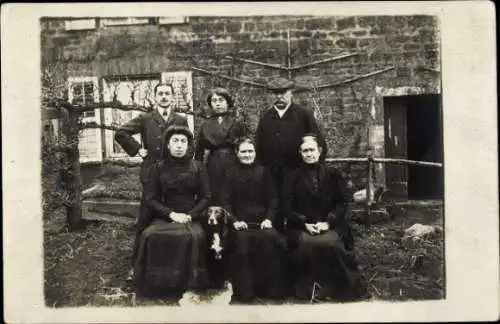Foto Ak Gruppenaufnahme von Männern und Frauen 1918