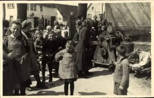 Foto Ak Kinder und Frauen, Glocke, Glockenweihe ?