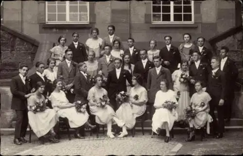 Foto Ak Junge Paare, Männer und Frauen, Blumensträuße