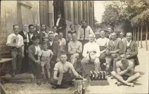 Foto Ak Mämnner vor einem Haus, Kinder, Bierflaschen, Bauarbeiter ?