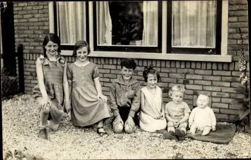 Foto Ak Kinder vor einem Wohnhaus, 1931