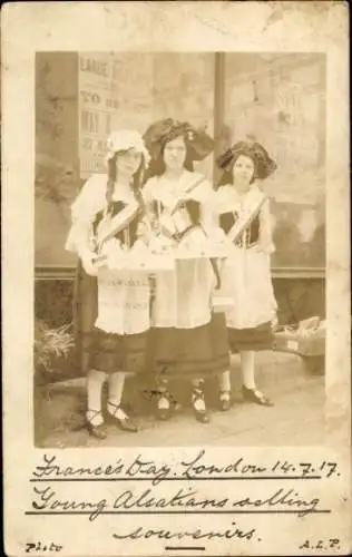 Foto Ak London, Drei Frauen in Trachten aus Elsass Lothringen, Portrait