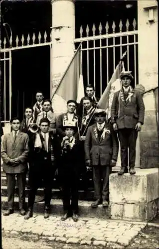Foto Ak Männer mit Fahnen, Karneval ?