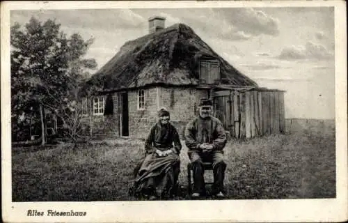 Ak Husum in Nordfriesland, altes Friesenhaus, ältere Frau und Mann