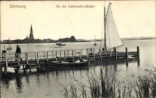 Ak Schleswig an der Schlei, Schleihallen-Brücke, Segelboot