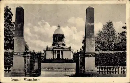 Ak Dessau in Sachsen Anhalt, Blick auf das Mausoleum, Obelisken, Eingang