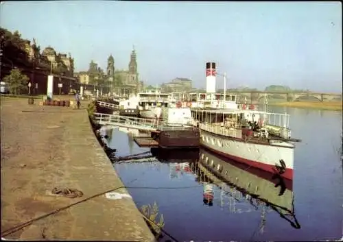 Ak Dresden, Terrassenufer, Anlegestelle der Weißen Flotte, Dampfer