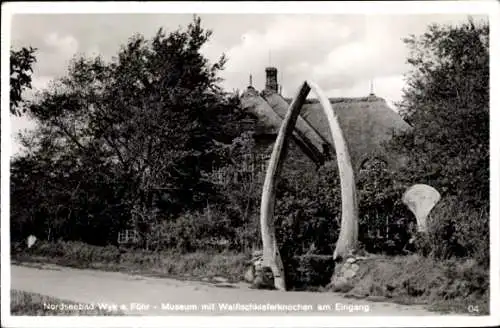 Ak Wyk auf Föhr Nordfriesland, Museum mit Walfischkieferknochen am Eingang