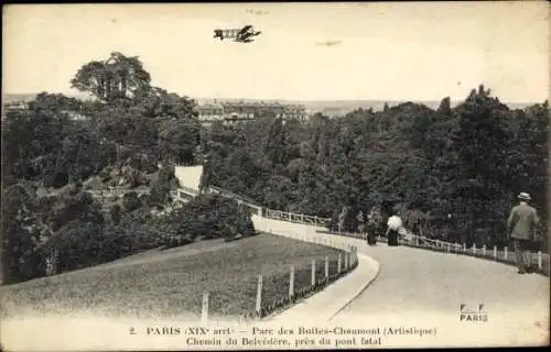 Ak Paris XIX Buttes Chaumont, Park, Chemin du Belvedere, pont fatal, Doppeldecker