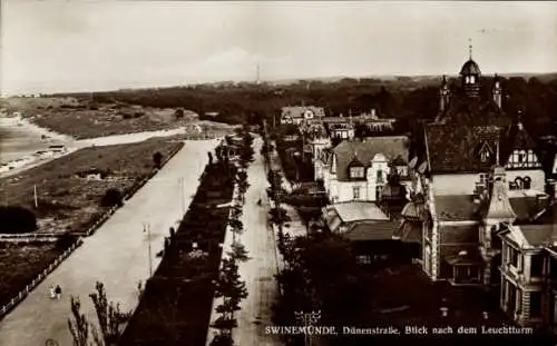 Ak Świnoujście Swinemünde Pommern, Dünenstraße, Blick nach dem Leuchtturm