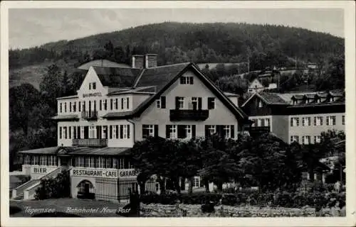 Ak Tegernsee im Kreis Miesbach Oberbayern, Bahnhotel Neue Post, Gesamtansicht, Hügel, Wald