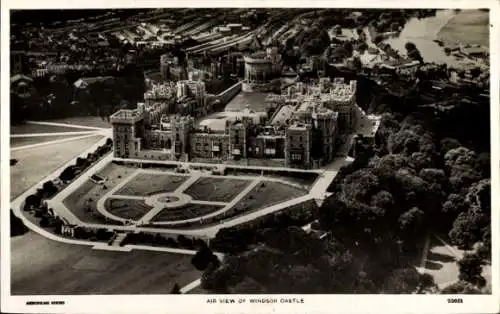 Ak Windsor Berkshire England, Schloss Windsor, Luftaufnahme
