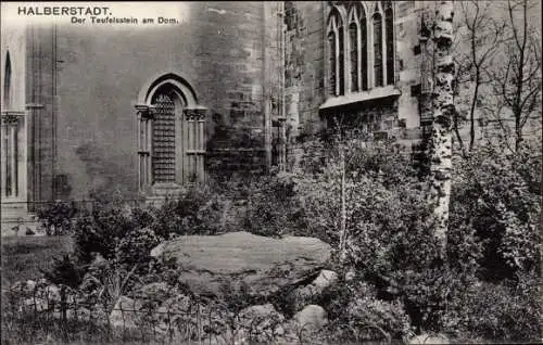 Ak Halberstadt am Harz, Der Teufelsstein am Dom, Kirchenfenster