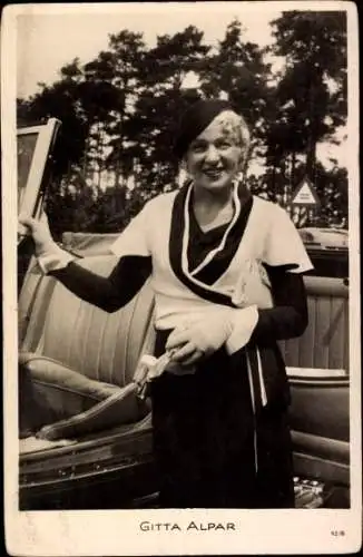 Ak Schauspielerin Gitta Alpar, Portrait am Auto