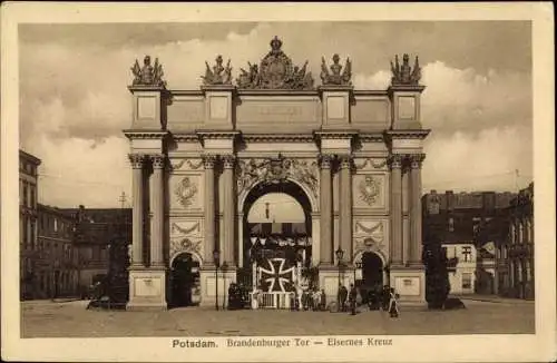 Ak Potsdam in Brandenburg, Brandenburger Tor, Eisernes Kreuz