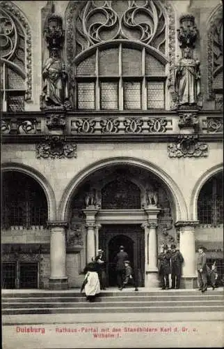 Ak Duisburg im Ruhrgebiet, Rathaus, Portal mit dem Standbildern Karl des Großen und Wilhelm I.