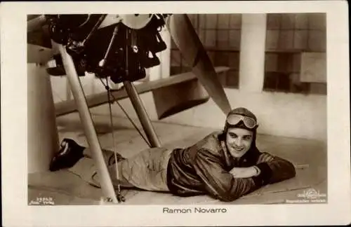 Ak Schauspieler Ramon Novarro, Pilot