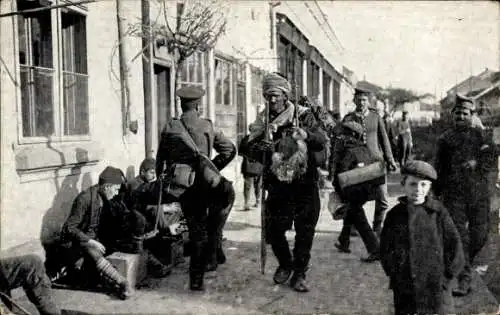 Ak Völkergemisch in einer mazedonischen Stadt, deutsches und bulgarisches Militär, Serben, Türken