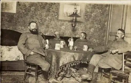 Foto Ak Deutsche Soldaten in Uniform in einer Stube, Bierkrüge, Pfeife