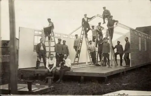 Foto Ak Deutsche Soldaten in Uniform beim Bau einer Baracke