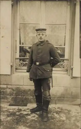 Foto Ak Deutscher Soldat in Uniform, Standportrait, Messer, Stiefel, 1918
