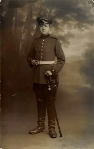Foto Ak Deutscher Soldat in Uniform, Standportrait, Säbel, Hagenau im Elsass, Willi van Biesterfeld
