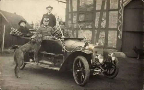 Foto Ak Automobil, Deutscher Soldat in Uniform, Ernst, Männer in zivil, Hund
