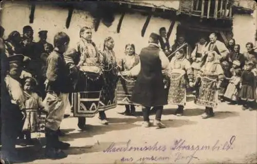 Foto Ak Mazedonien, Straßenbild, Anwohner in Trachten, Kriegsschauplatz 1. WK