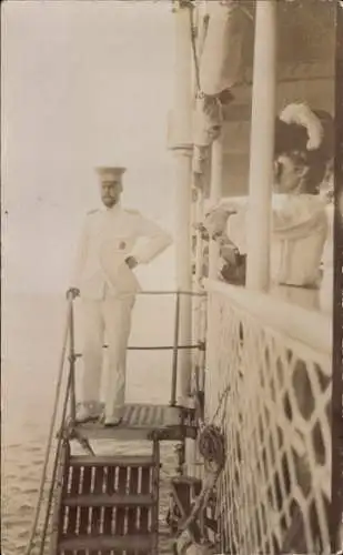 Foto Ak Kapitän auf einem Dampfschiff, Passagiere, Frau mit Fernglas an der Reling