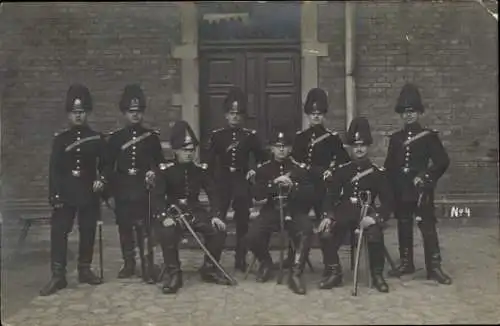 Foto Ak Deutsche Soldaten in Uniformen, KS Feld-Art., Pickelhauben mit Paradebusch