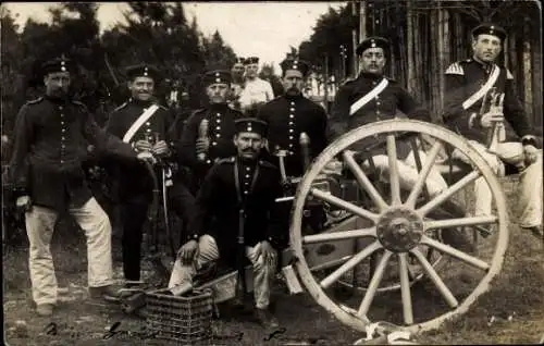 Foto Ak Deutsche Soldaten in Uniformen, Bayer. Feld-Artillerie