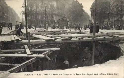 Ak Paris VIIIe Élysée, Nach einem Sturm, Das Loch, in dem das Autotaxi versank