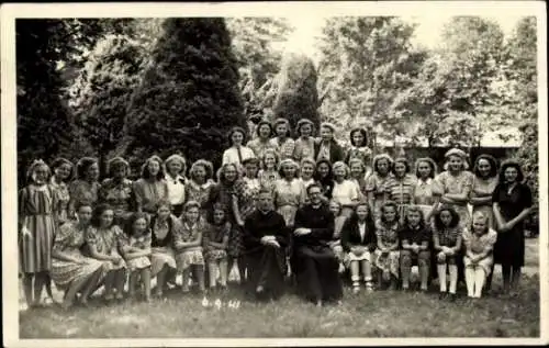Foto Ak Gruppenaufnahme von Mädchen und Priestern, 1941