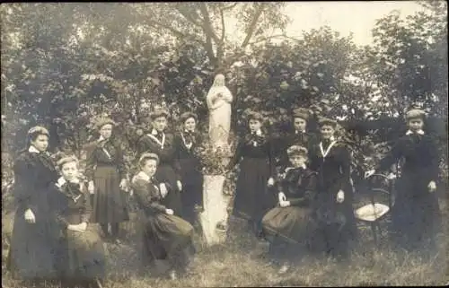 Foto Ak Junge Frauen in einem Garten, Madonnenstatue