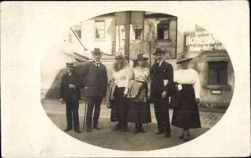 Foto Ak Männer und Frauen mit Hüten vor einem Geschäft